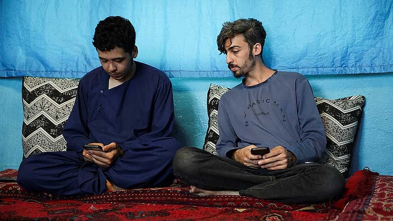 আফগানিস্তানে সোশাল মিডিয়া প্লাটফর্মে সীমিত প্রবেশাধিকার নিয়ে অসন্তোষ প্রকাশ করছেন ব্যবহারকারীরা। ছবি: রয়টার্স