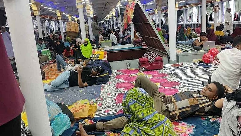লঞ্চের ডেকে বিছানা করে যাত্রীদের দীর্ঘ যাত্রার প্রস্তুতি