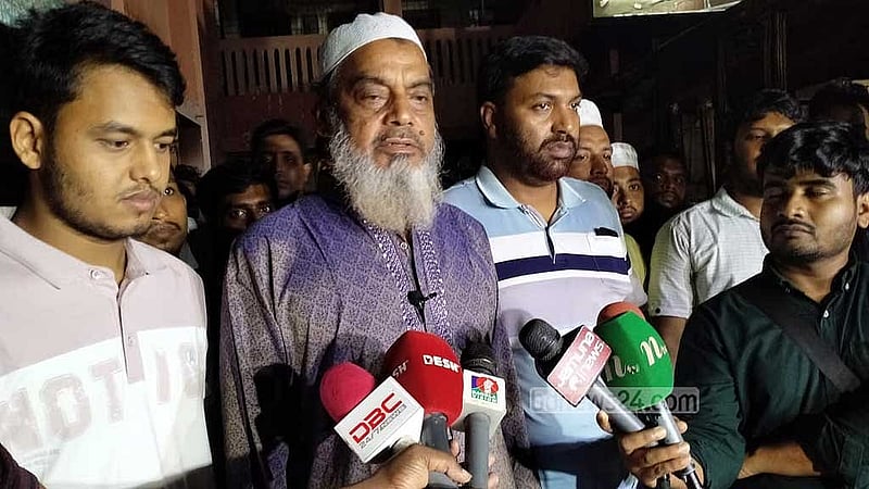মামলা শেষে সাংবাদিকদের সঙ্গে কথা বলেন রাজশাহী মহানগর জামায়াতের নায়েবে আমীর আবু মোহাম্মাদ সেলিম।