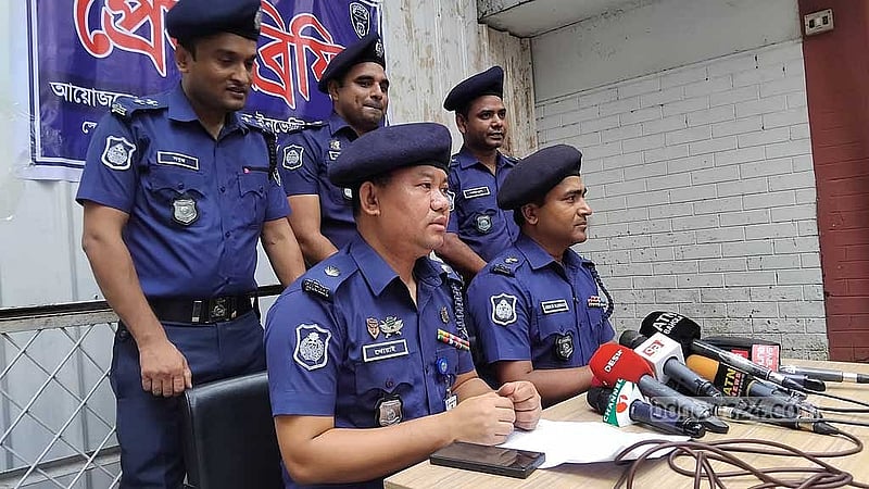 সংবাদ সম্মেলনে পিবিআইয়ের পুলিশ সুপার আব্দুর রহমান