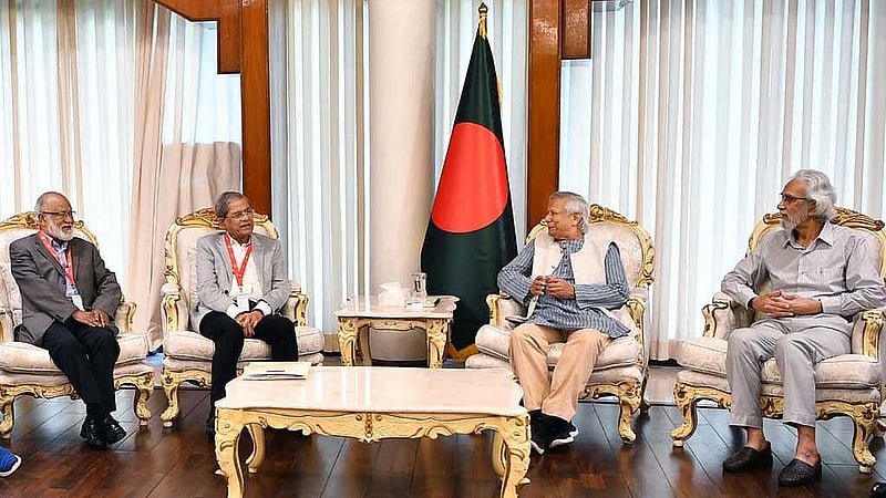 রাষ্ট্রীয় অতিথি ভবন যমুনায় ৫ অক্টোবর প্রধান উপদেষ্টা মুহাম্মদ ইউনূসের সঙ্গে সংলাপে বিএনপির প্রতিনিধি দল। ফাইল ছবি।