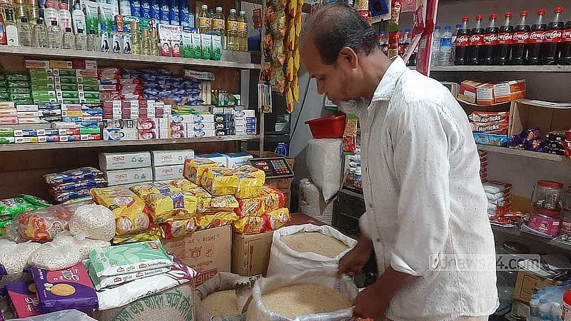নিজের দোকানে রমিজ উদ্দীন।