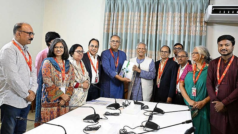 গণমাধ্যম সংস্কার কমিশনের সদস্যরা গত শনিবার প্রধান উপদেষ্টা মুহাম্মদ ইউনূসের কাছে তাদের প্রতিবেদন জমা দেন। 