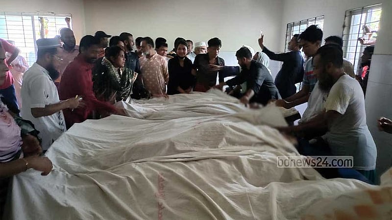 নিহতদের মরদেহ পরিবারের সদস্যদের কাছে হস্তান্তর করা হয়েছে। 
