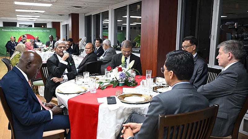 বৃহস্পতিবার নিউ ইয়র্কে জাতিসংঘ সদর দপ্তরে আয়োজিত উচ্চ পর্যায়ের নৈশভোজে শ্রম আইন, শ্রমিকের অধিকার ও চলমান সংস্কার কার্যক্রম নিয়ে আলোচনায় অংশ নেন কূটনীতিক, জাতিসংঘ কর্মকর্তাসহ বাংলাদেশের প্রধান রাজনৈতিক দলের শীর্ষ নেতারা। ছবি: পিআইডি