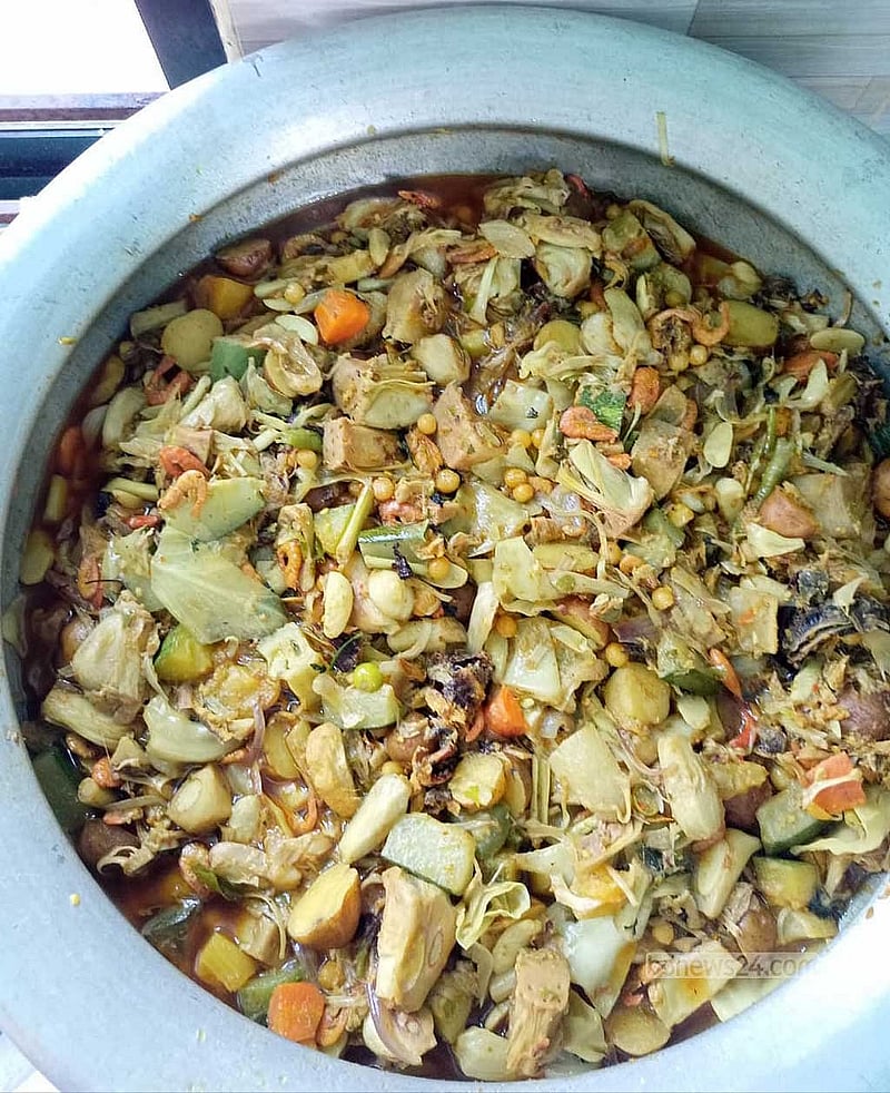 বাঁশের কোড়ল, কাঁচা হলুদ, বনের টক পাতা, লতাপাতা, ‘চঃরগঙ’, ‘চেঞাং’, ‘তহ্-ম্রক’—এসব উপকরণ সংগ্রহ করে একে অপরের সঙ্গে বিনিময় করতেন বছর বিশেক আগেও। এই বিনিময় পাচন রান্নাকে করে তুলত আনন্দময়। ছবি: রিকোর্স চাকমা