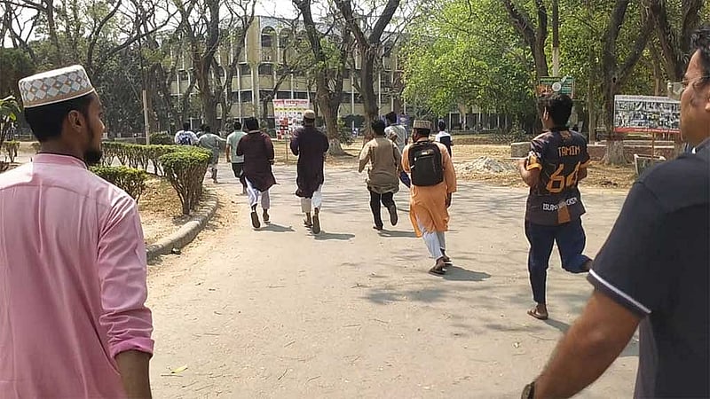 ইসলামী বিশ্ববিদ্যালয়ের (ইবি) মানবসম্পদ ও ব্যবস্থাপনা বিভাগের সভাপতি শহীদুল ইসলামকে ক্যাম্পাসে ধাওয়া দেন শিক্ষার্থীরা।