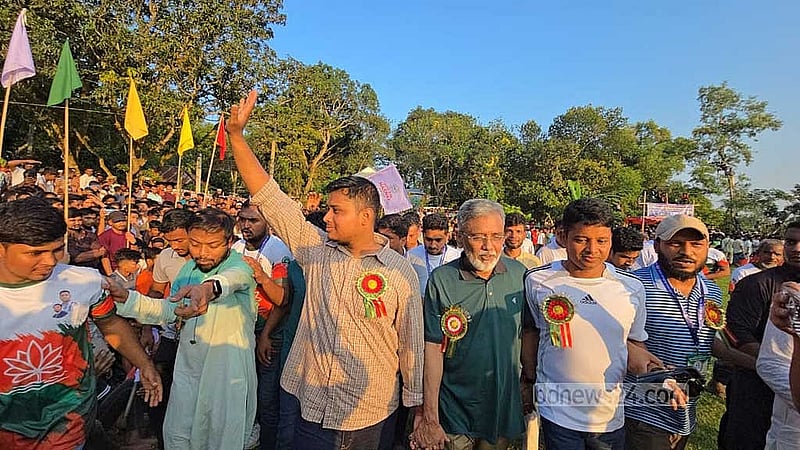 কুমিল্লা-৪ আসনে হাসনাত আব্দুল্লাহ এলাকার গ্রামে গ্রামে ঘুরে ভোট চাইছেন।