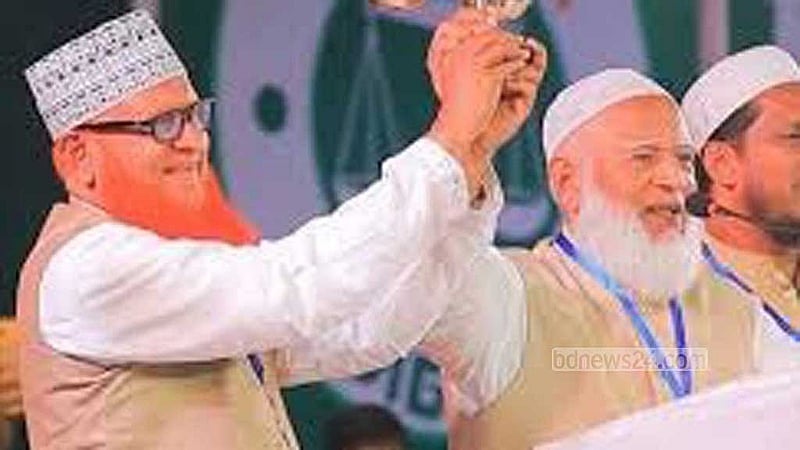 কুমিল্লা-৮ আসনে বিএনপি মনোনীত প্রার্থী জাকারিয়া তাহের সুমন যাচ্ছেন ভোটারদের দ্বারে দ্বারে।   কুমিল্লা-৮ আসনে জামায়াত ইসলামীর শফিকুল আলম হেলালও ভোটের জন্য চষে বেড়াচ্ছেন জনপদ।