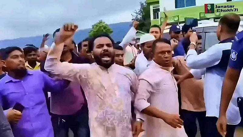 সামাজিক যোগাযোগ মাধ্যমে ছড়িয়ে পড়া ভিডিওতে থেকে  নেওয়া ছবি। 