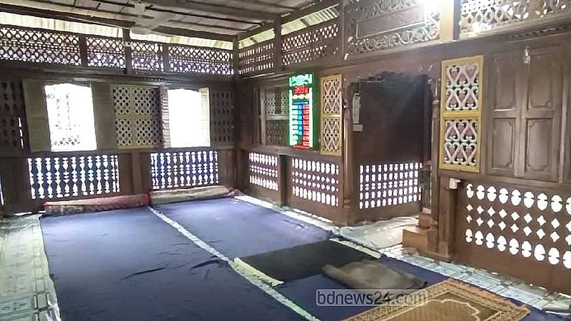 অপূর্ব সৌন্দর্যের এ মসজিদের পুরোটা জুড়ে আছে বাহারি নকশা ও কারুকাজ।