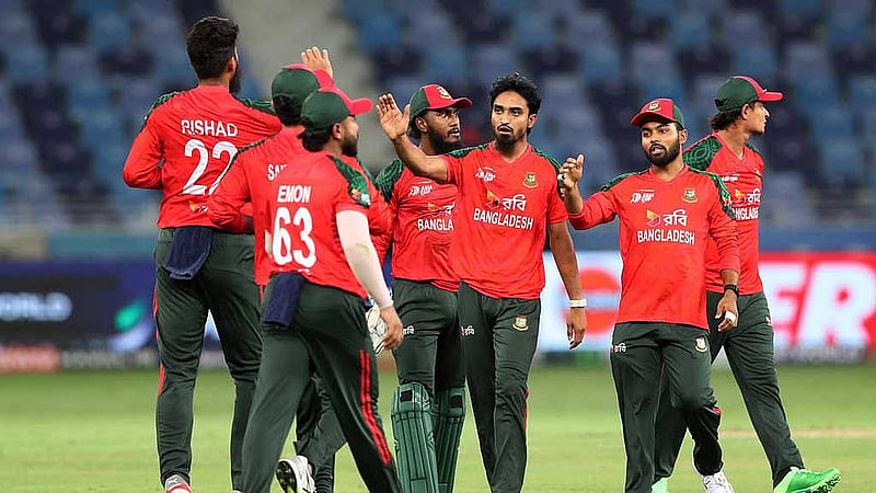 প্রথম ১১ ওভারে ১১২ রান দেওয়া বাংলাদেশ পরের ৯ ওভারে দিয়েছে মাত্র ৫৬ রান। ছবি: রয়টার্স।