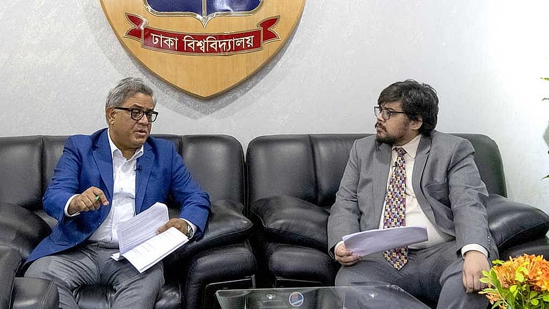 ইনসাইড আউটের উপস্থাপক সৌমিক হাসীনের সঙ্গে ঢাকা বিশ্ববিদ্যালয়ের উপাচার্য অধ্যাপক এএসএম মাকসুদ কামাল।