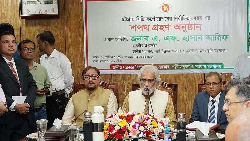 ভোটের সাড়ে তিন বছর পর নির্বাচনি ট্রাইব্যুনাল থেকে রায় পেয়ে রোববার বিএনপি নেতা শাহাদাত হোসেন সচিবালয়ে স্থানীয় সরকার উপদেষ্টার কাছে চট্টগ্রাম সিটি করপোরেশনের মেয়র হিসেবে শপথ নেন।