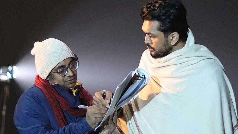 গত বছরের জানুয়ারিতে ঢাকায় ‘নীলচক্র’ সিনেমার দৃশ্যধারণ হয়। শুটিংয়ে পরিচালক মিঠু খান দৃশ্য বুঝিয়ে দিচ্ছেন শুভকে। 