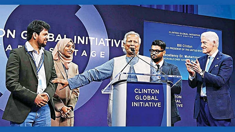 গত বছর সেপ্টেম্বরে নিউ ইয়র্কের হিলটন হোটেলে ক্লিনটন গ্লোবাল ইনিশিয়েটিভের অনুষ্ঠানে মুহাম্মদ ইউনূস স্বয়ং বিল ক্লিনটনের সঙ্গে জুলাই আন্দোলনের মূল কারিগরদের একজন বলে মাহফুজ আলমকে পরিচয় করিয়ে দেন। ছবি: পিআইডি