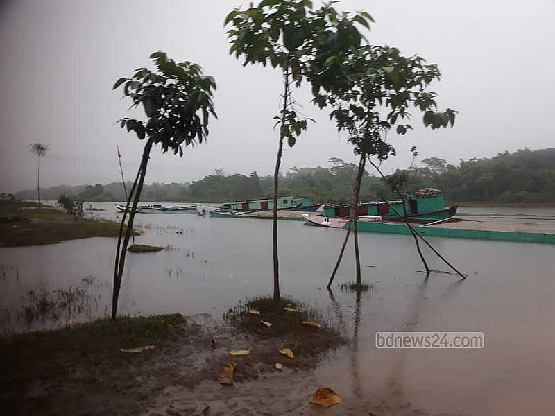 সিলেটের গোয়াইনঘাট উপজেলা পশ্চিম জাফলং ইউনিয়নের মোনাইকান্দি গ্রামের পাশের পিয়াইন নদী থেকে ড্রেজার দিয়ে বালু নৌকায় ভরে নিয়ে যাওয়া হচ্ছে। ছবিটি ভোরবেলা তোলা।