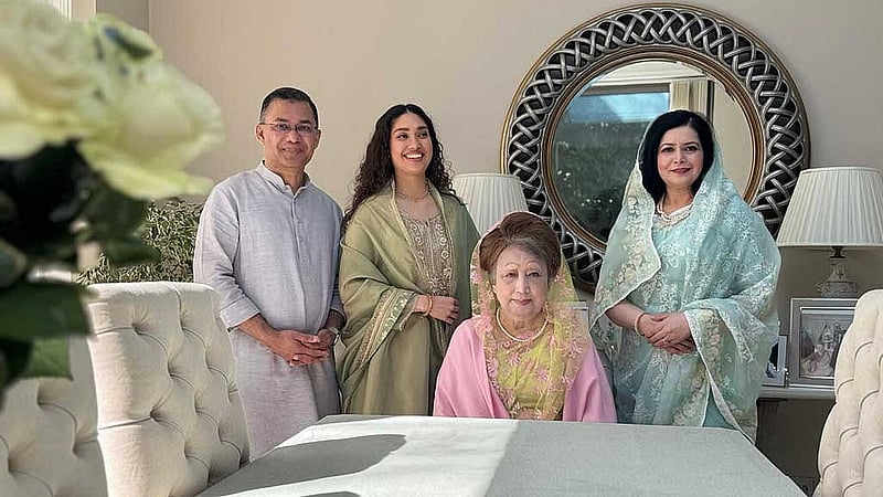 দাদি ও মা-বাবার সঙ্গে জাইমা রহমান।