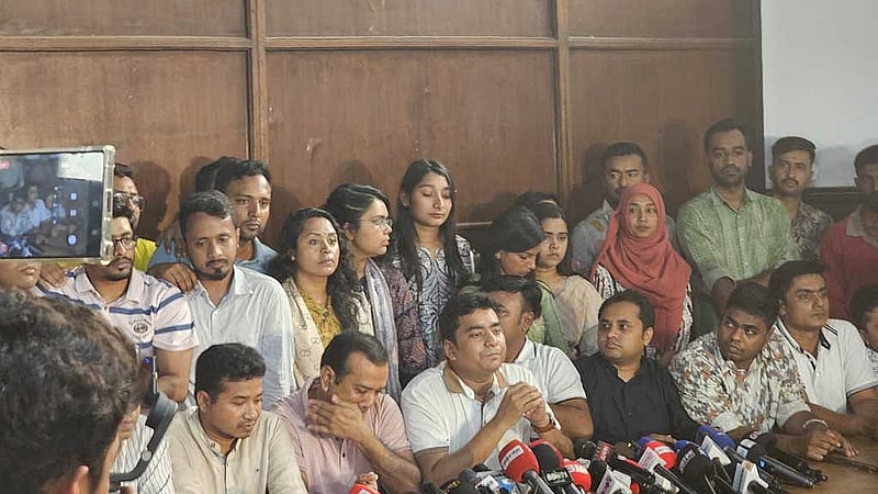 ঢাকা বিশ্ববিদ্যালয়ের টিএসসিতে ছাত্রদলের সংবাদ সম্মেলনে কথা বলেন সংগঠনটির সভাপতি ও সাধারণ সম্পাদক।