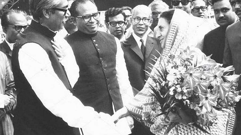 ইন্দিরা গান্ধীর সঙ্গে সৌজন্য সাক্ষাতের সময় বঙ্গবন্ধু শেখ মুজিবুর রহমানের পাশে আবদুস সামাদ আজাদ।