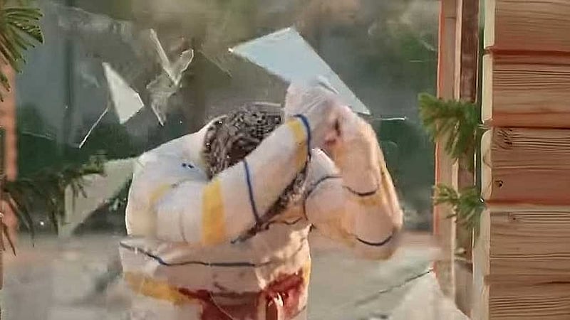 সিনেমায় লাফ দিয়ে কাচ ভেঙে প্রবেশের এমন দৃশ্যে কাজ করেন স্টান্টম্যানরা। 