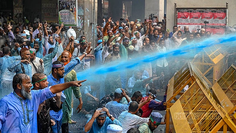 ২৯ অক্টোবর ২০২৫: এবতেদায়ী মাদ্রাসা শিক্ষা কার্যক্রম জাতীয়করণের দাবিতে জাতীয় প্রেস ক্লাব থেকে সচিবালয় অভিমুখে মিছিল বের করেন এসব প্রতিষ্ঠানের শিক্ষকরা। পুলিশের বাধায় তারা কর্মসূচি শেষ করতে পারেননি। জলকামান ও সাউন্ড গ্রেনেড ব্যবহার করে তাদের ছত্রভঙ্গ করে পুলিশ।