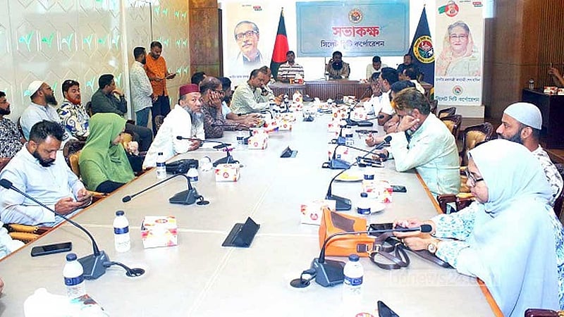 নগর ভবনের সভাকক্ষে সিটির ভারপ্রাপ্ত মেয়র মখলিছুর রহমান কামরানের সভাপতিত্বে জরুরি সভা অনুষ্ঠিত হয়।
