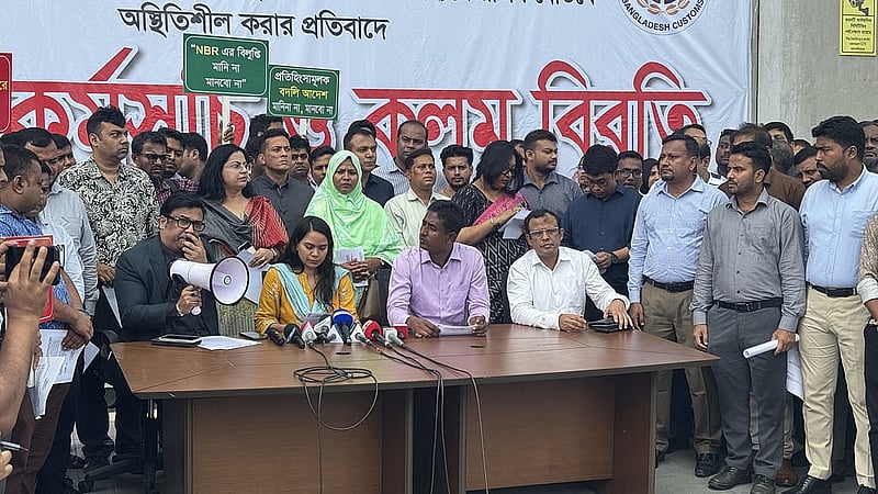এনবিআর ভবনের সামনে গত ২৪ জুলাই সংস্থার আন্দোলনকারী কর্মকর্তা-কর্মচারীরা।