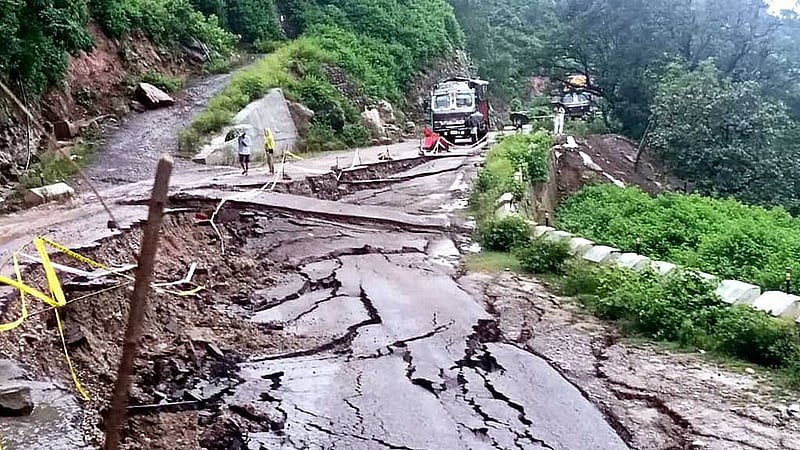 প্রবল বৃষ্টিতে জাতীয় মহাসড়কও ক্ষতিগ্রস্ত হওয়ার কথা জানিয়েছেন কেন্দ্রীয় মন্ত্রী জিতেন্দ্র সিং। ছবি: পিটিআই
