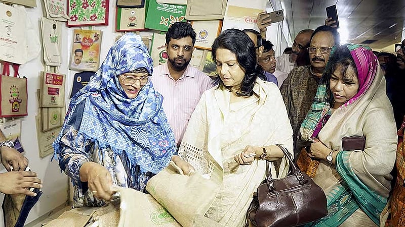 সকালে মেলা পরিদর্শন করেন পরিবেশ ও বন উপদেষ্টা সৈয়দা রিজওয়ানা হাসান।