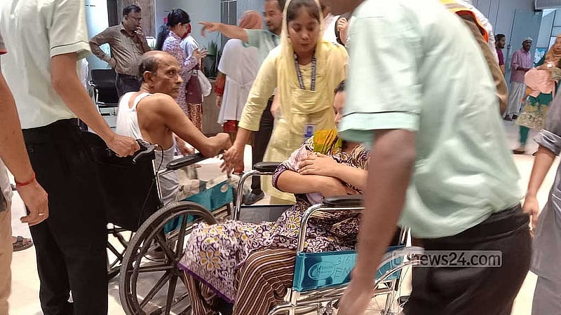আগুন লাগার পর ধোঁয়া ছড়িয়ে পড়লে আতঙ্কে অনেকে অসুস্থ স্বজনদের নিয়ে নিচে নেমে আসেন।