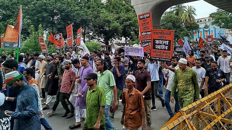 সন্ত্রাসবিরোধী যে আইনে হিযবুত তাহরীরকে নিষিদ্ধ করা হয়েছে, সেই আইনটি বাতিলের দাবি জানাচ্ছে তারা।