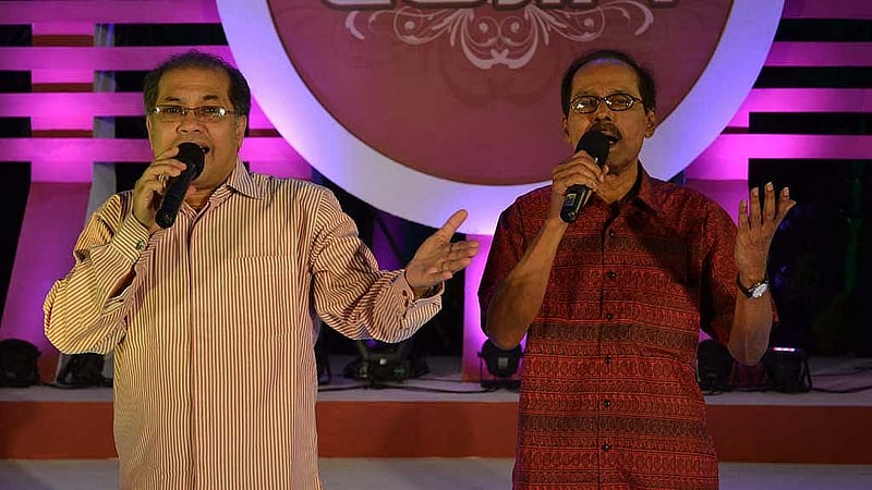 ‘ইত্যাদির' পর্বে গান পরিবেশন করছেন সৈয়দ আব্দুল হাদী ও সুবীর নন্দী। ছবি: ফাগুন অডিও ভিশনের সৌজন্যে।