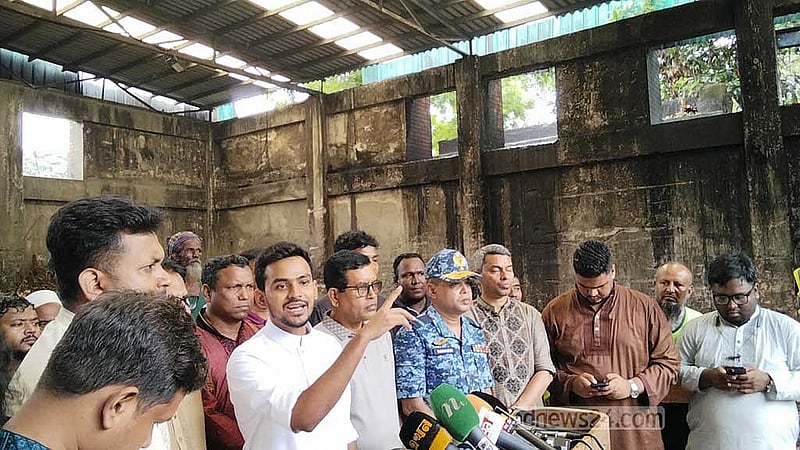 ঢাকার কলাবাগান শিশু পার্ক সংলগ্ন দক্ষিণ সিটি করপোরেশনের সেকেন্ডারি ট্রান্সফার স্টেশনে কোরবানির পশুর বর্জ্য দ্রুত অপসারণ কার্যক্রম পরিদর্শন করেন স্থানীয় সরকার উপদেষ্টা আসিফ মাহমুদ সজীব ভূঁইয়া।