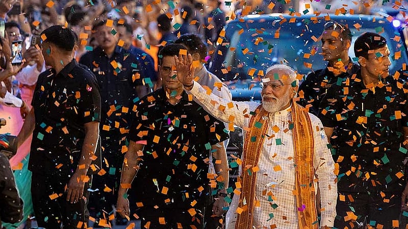 ধুতি পাঞ্জাবি পরে বিজয় মঞ্চে নরেন্দ্র মোদী। ছবি: রয়টার্স