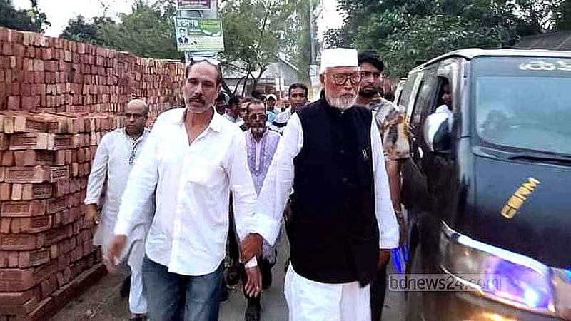 উপজেলা নির্বাচনে আজাদ সিদ্দিকীর প্রতীক আনারস। ভাই কৃষক শ্রমিক জনতা লীগের সভাপতি কাদের সিদ্দিকী নির্বাচনি প্রচারে তার পাশে রয়েছেন।