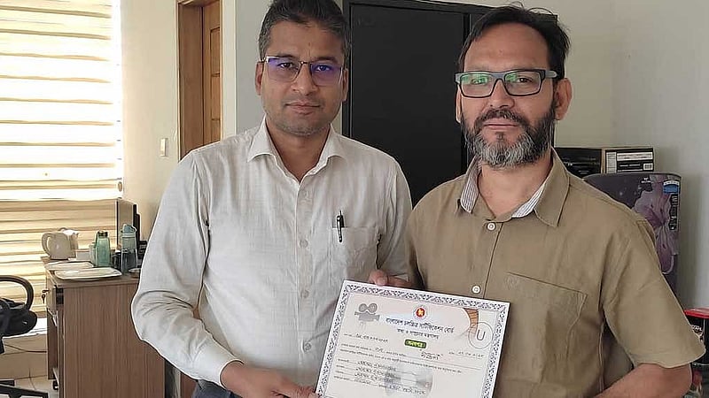 ‘মাস্তুল’ সিনেমার ছাড়পত্র হাতে নির্মাতা। ছবি: নির্মাতার সৌজন্যে। 