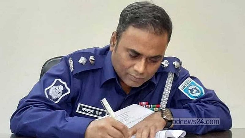 নাটোরে সাংবাদিকদের উপর চড়াও হলেন বরখাস্ত হওয়া পুলিশ সুপার এস এম ফজলুল হক।
