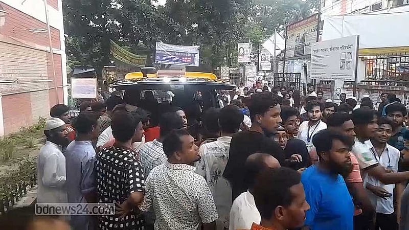 গুলিবিদ্ধ অবস্থায় আয়াজুর রহমান ইজাজকে বুধবার সন্ধ্যায় ব্রাহ্মণবাড়িয়া সদর হাসপাতালে নিয়ে আসা হয়।