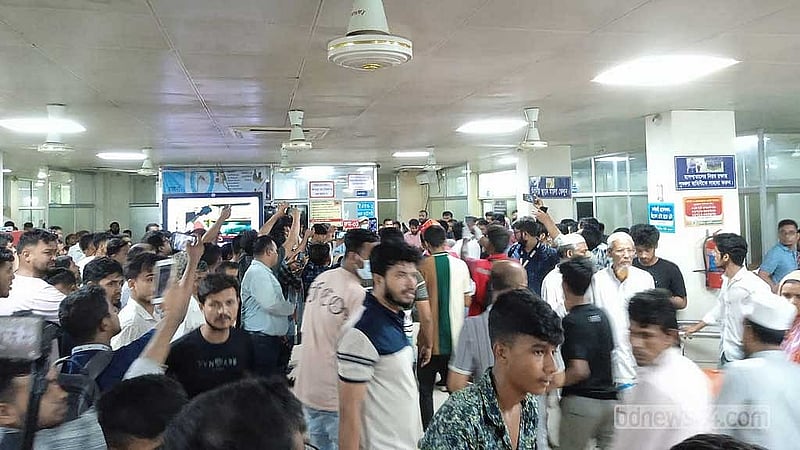 সংঘর্ষের পর হতাহতদের নেওয়া হয় চট্টগ্রাম মেডিকেল কলেজ হাসপাতালে