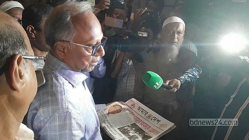 গত মঙ্গলবার তেজগাঁওয়ে ‘আমার দেশ’র ছাপাখানা খোলার পর কথা বলেন মাহমুদুর রহমান। 