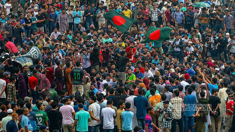 বৈষম্যবিরোধী ছাত্র আন্দোলনের নেতৃত্বে পতন ঘটে দেড় দশক ধরে সরকারে নেতৃত্ব দেওয়া আওয়ামী লীগের।