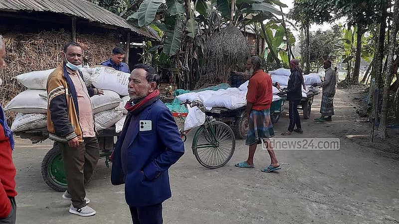লালমনিরহাটে বাড়তি দামে বিক্রির জন্য একটি বাড়িতে মজুদ করে রাখা ৩৩১ বস্তা সার জব্দ করেছে প্রশাসন। 