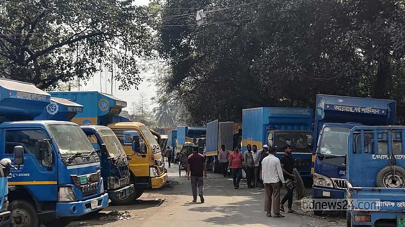 সাতরাস্তার পাশের একটি গলিতেও রাখা হয় ট্রাক, পিকআপ ও কাভার্ডভ্যান।