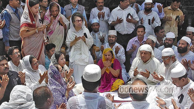২০০৭ সালের ৩০ মে। দেশে তখন জরুরি অবস্থা। সাবেক রাষ্ট্রপতি জিয়াউর রহমানের মৃত্যুবার্ষিকীতে শেরেবাংলা নগরে তার কবর প্রাঙ্গণে দোয়া মাহফিলে অংশ নেন বিএনপি চেয়ারপারসন খালেদা জিয়া। ছবি: মুস্তাফিজ মামুন