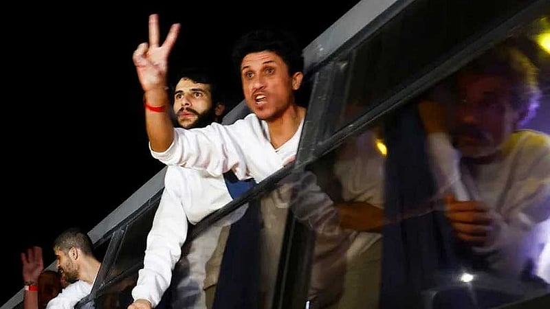 ইসরায়েলি কারাগার থেকে মুক্তি পাওয়া ফিলিস্তিনিরা। ছবি: রয়টার্স 