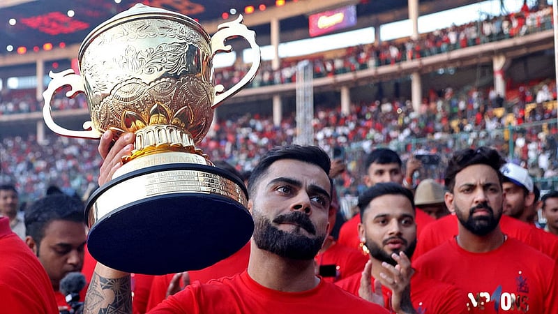 চিন্নাসোয়ামি স্টেডিয়ামে আইপিএল ট্রফি নিয়ে কোহলিদের উদযাপন। ছবি: রয়টার্স