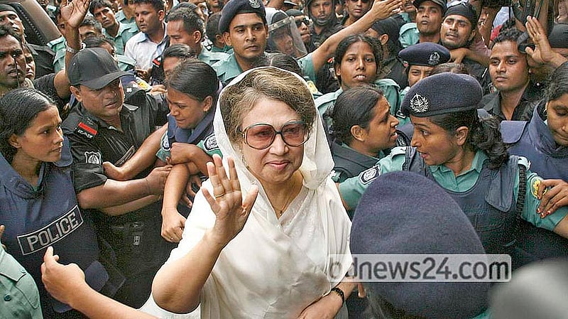 ২০০৭ সালের ৩ সেপ্টেম্বর। দেশে তখন জরুরি অবস্থা। বিএনপি চেয়ারপারসন খালেদা জিয়াকে গ্রেপ্তার করে আদালতে হাজির করার পর তাকে নিয়ে যাওয়া হয় জাতীয় সংসদ ভবন চত্বরের বিশেষ কারাগার। ছবি: কামরুজ্জামান