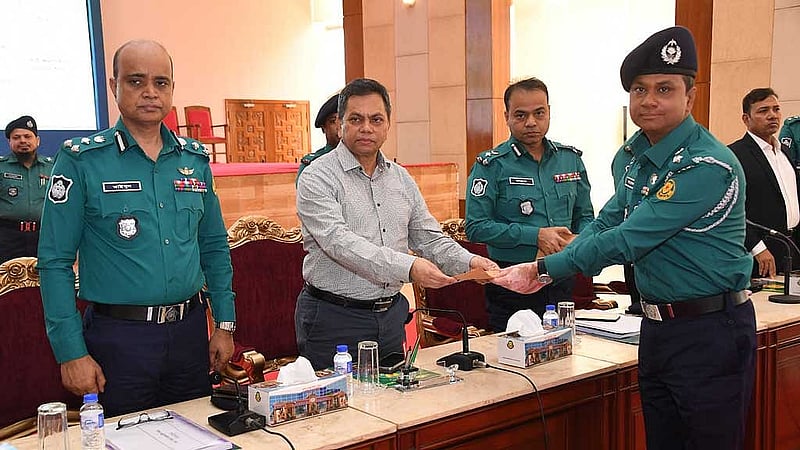 ডিএমপির মাসিক অপরাধ পর্যালোচনা সভায় ‘ভালো কাজের’ স্বীকৃতি হিসেবে বিভিন্ন পদমর্যাদার কর্মকর্তাগণকে পুরস্কৃত করেন আইজিপি মো. ময়নুল ইসলাম।