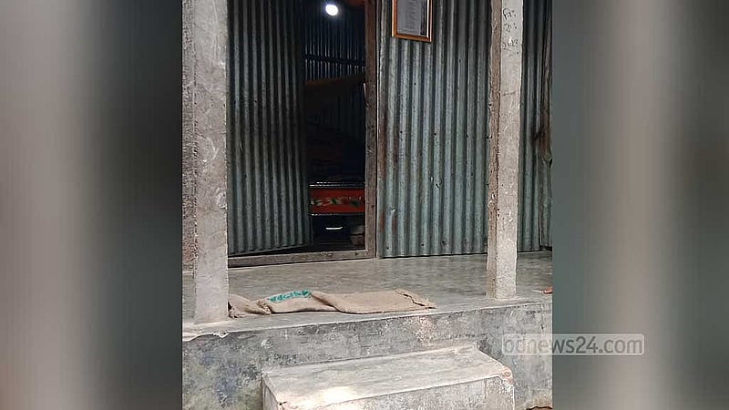 মাগুরার শ্রীপুরে ধর্ষণ ও হত্যার শিকার সেই শিশুটির গ্রামের বাড়ি।